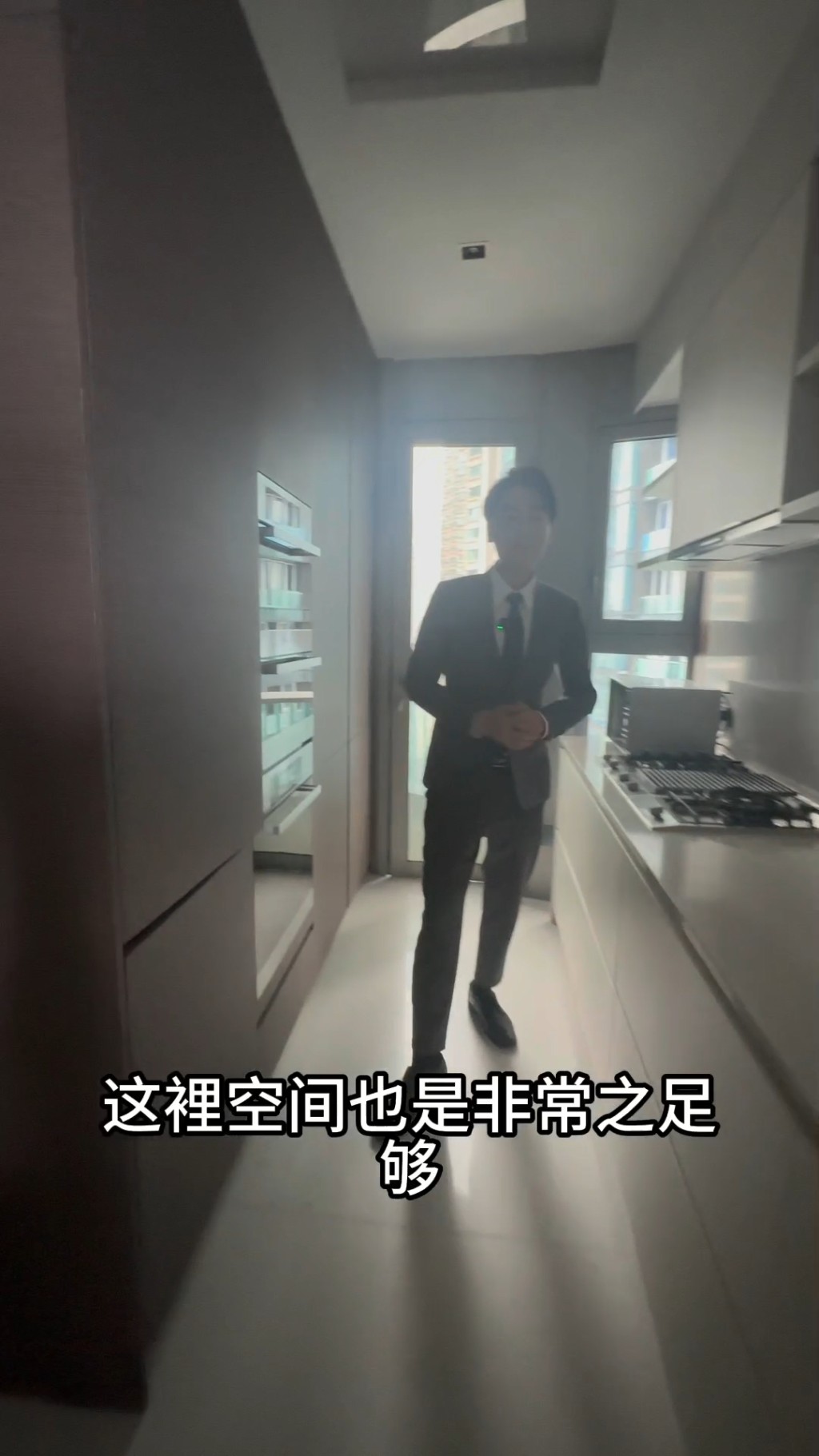 廚房看似不寬敞，但足夠多人同時使用。