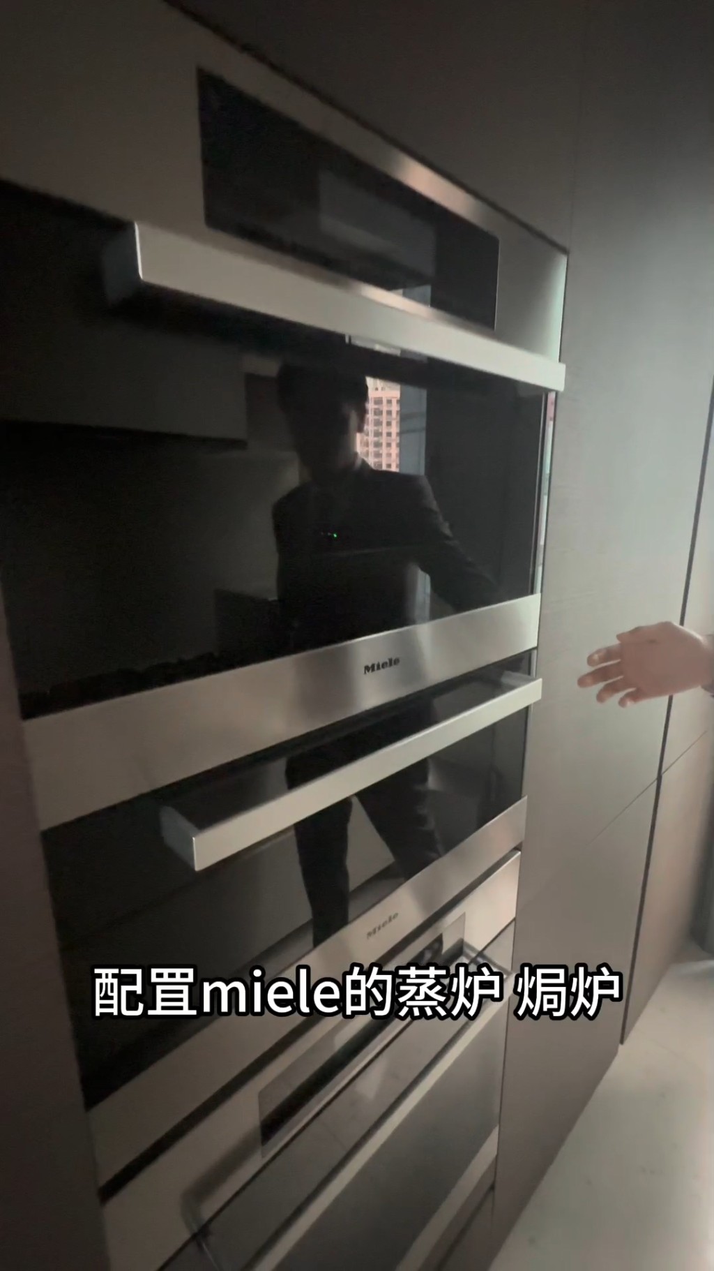 廚房配備大量德國高級家電品牌。