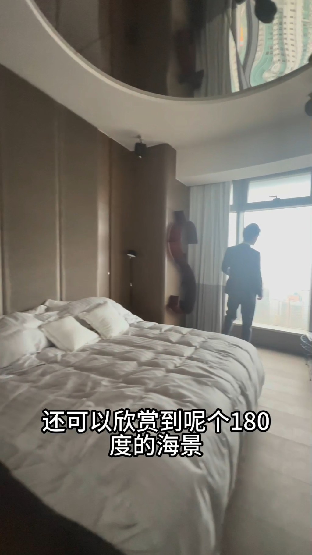 主人房天花裝有巨形鏡，床尾電視櫃亦為鏡面。