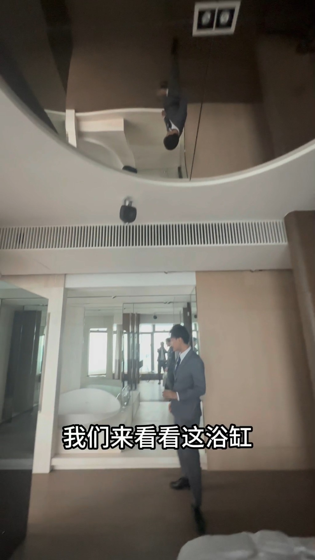 全屋多處採用鏡子設計。
