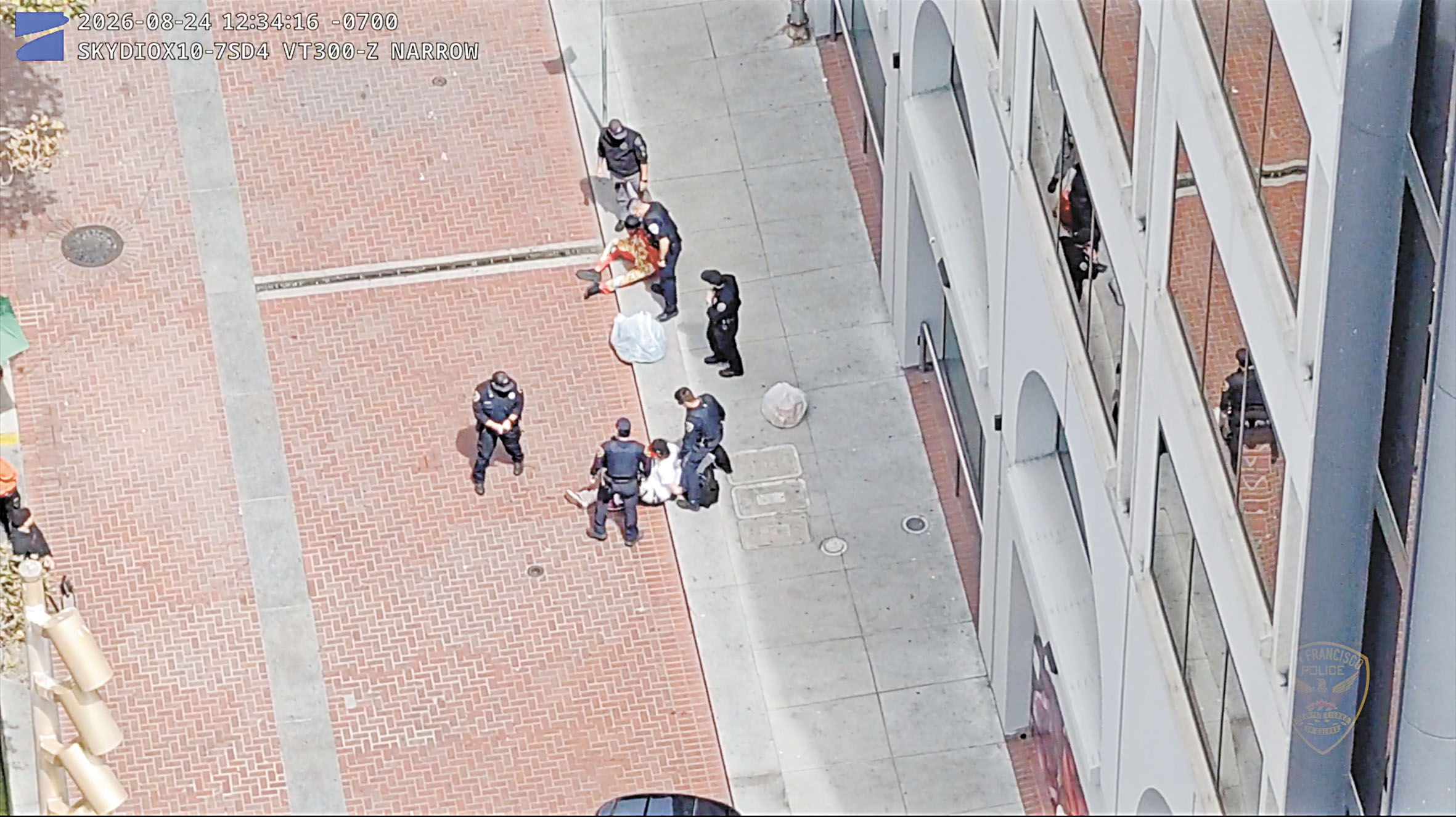 警方抓捕兩名在服裝連鎖店GAP偷竊的嫌疑人。SFPD