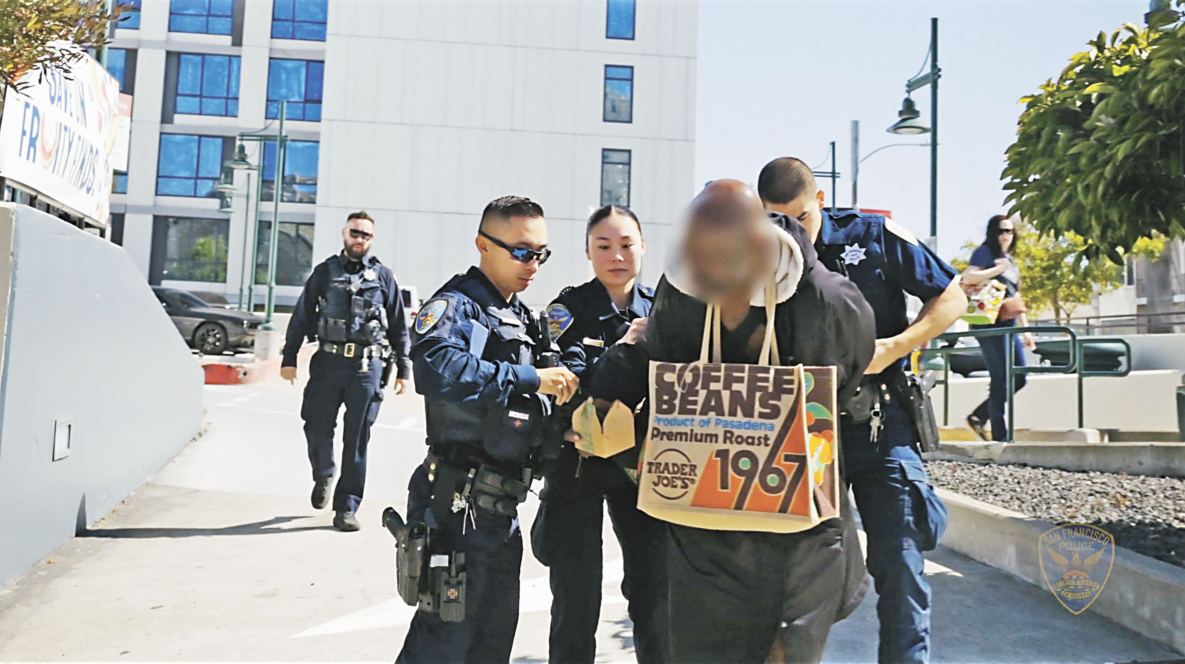 警方逮捕零售盜竊的嫌疑人。SFPD