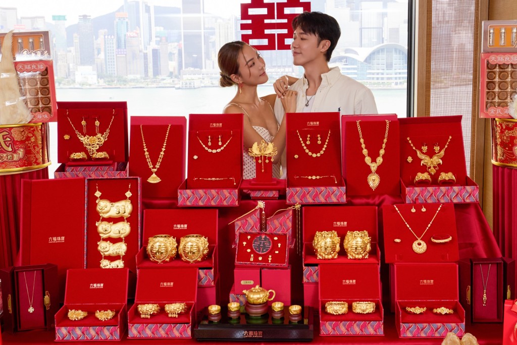 現場貼上紅雙囍剪紙,並以維港海景為背景,甚具氣派。