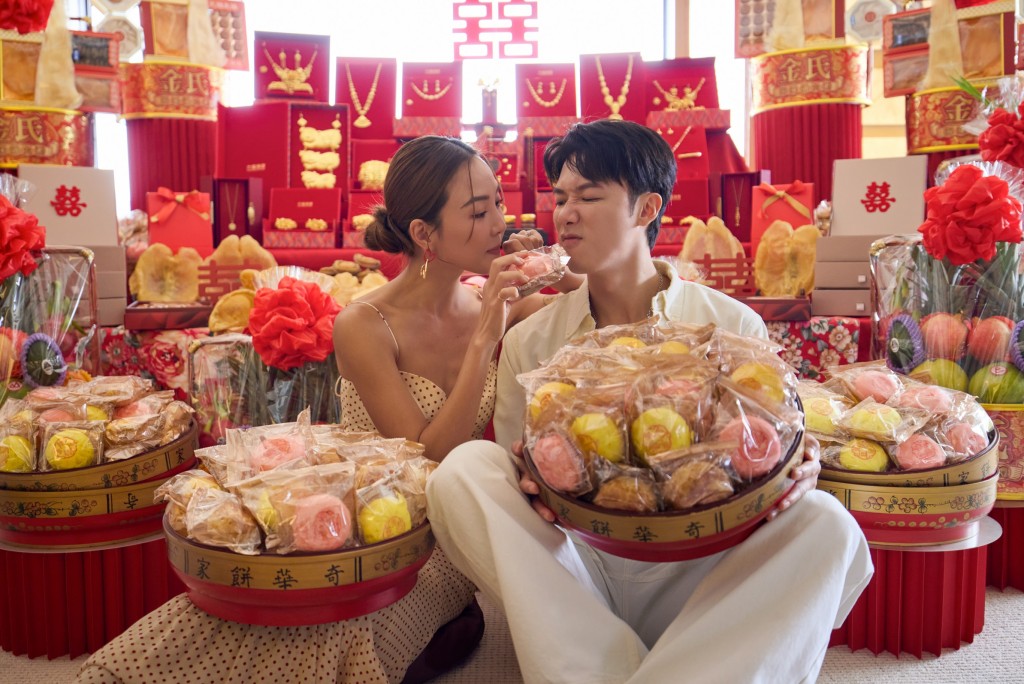 Stanley與Alina甜蜜相依,Alina更拿起喜餅餵向未婚夫。