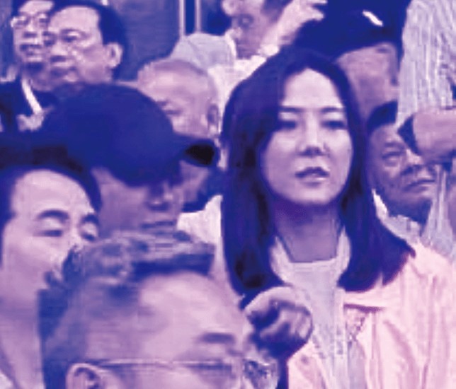 邱士縉與女友李炘頤感情親密。