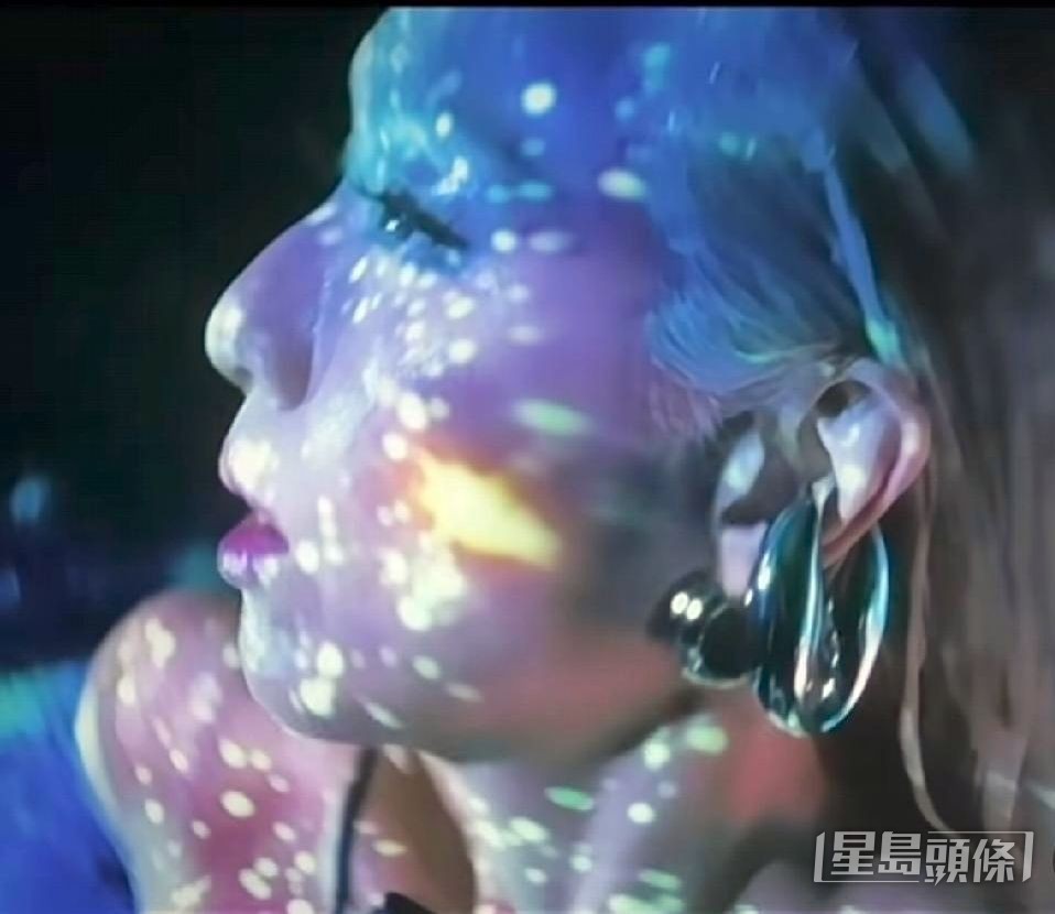 新歌《隕石與地球》的旋律靈感，來自一段網上素人唱歌影片。