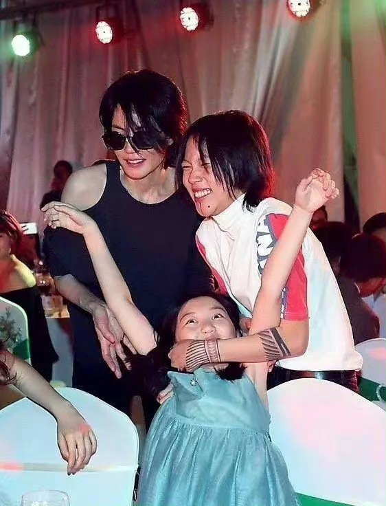 王菲曾有過兩段婚姻。