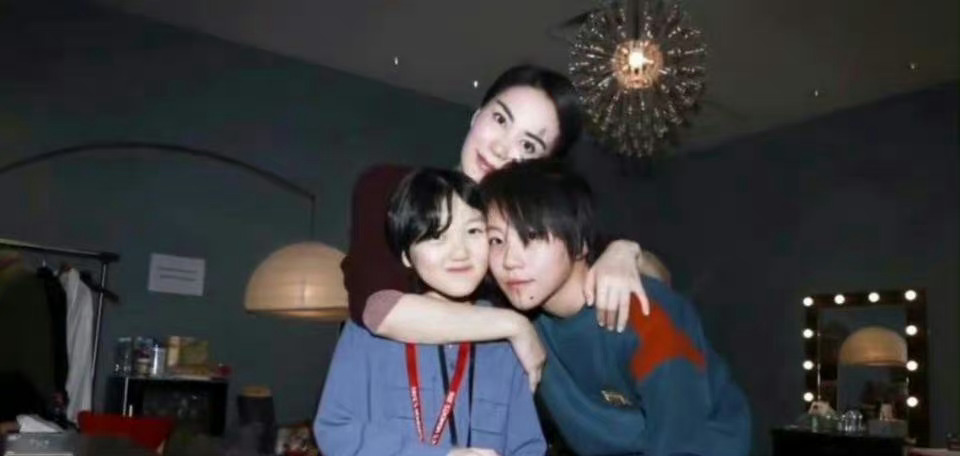 王菲的兩名女兒分別是竇靖童與李嫣。