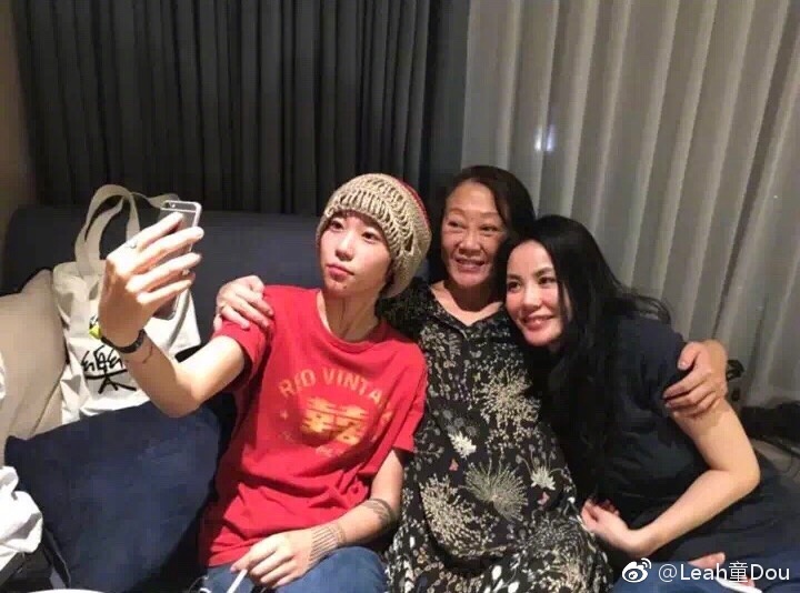 王菲與大女兒竇靖童關係親近。