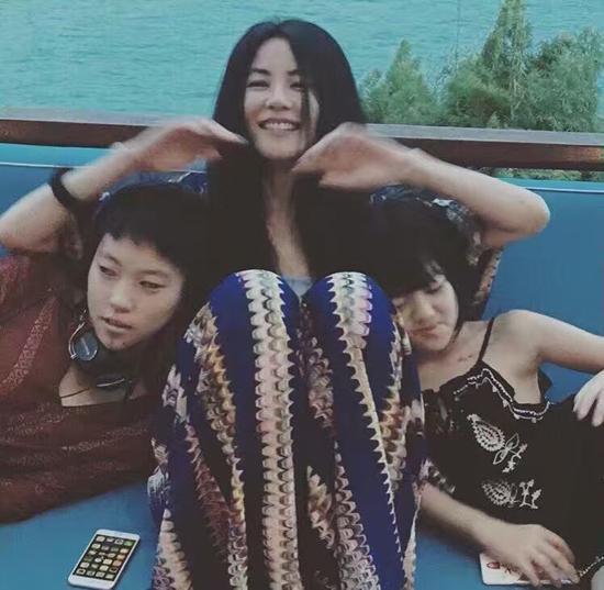 王菲與首任丈夫竇唯育有女兒竇靖童，與第二任丈夫李亞鵬育有女兒李嫣然。