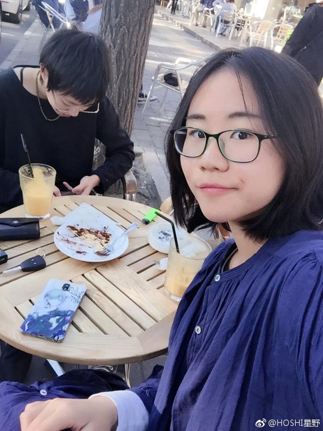 竇佳嫄首次與同父異母姐姐竇靖童見面時,雙方均感尷尬。