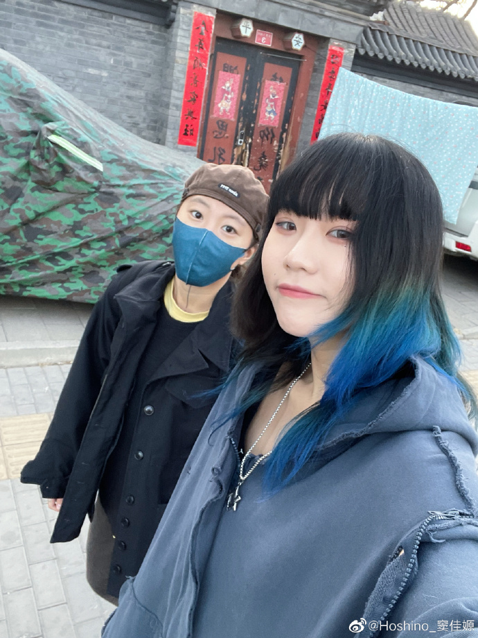 竇佳嫄比姐姐竇靖童身形高大。
