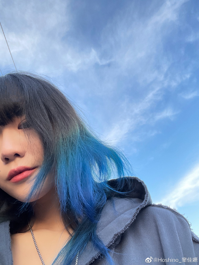竇佳嫄的母親是高原,即竇唯的第二任妻子。