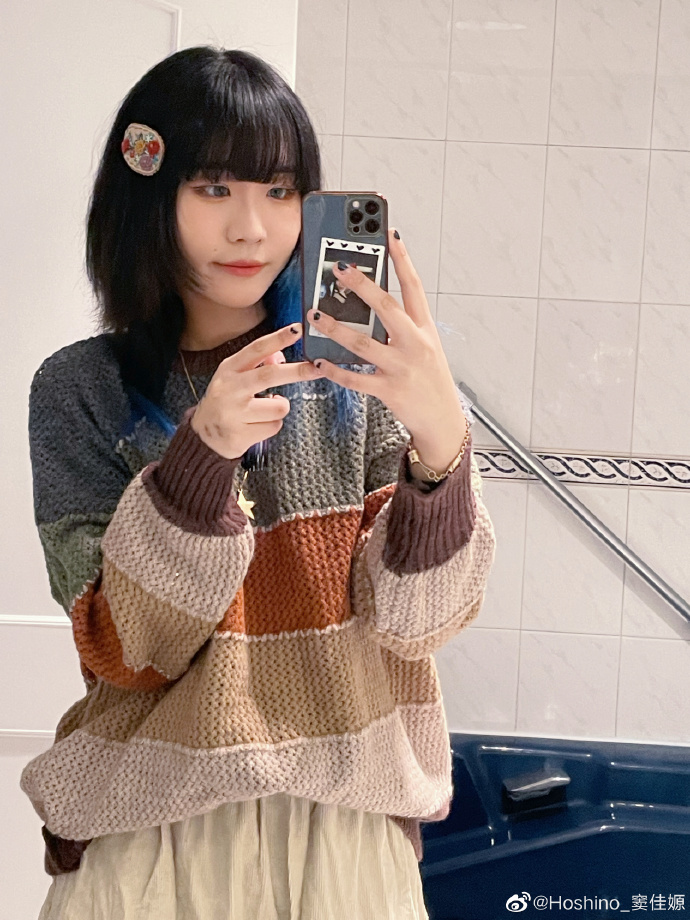 竇佳嫄的身形較為高大。