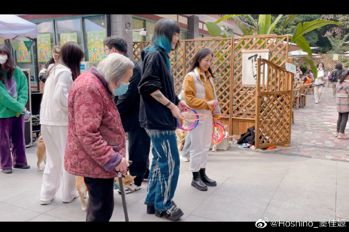 竇佳嫄的身高比一般人要高。