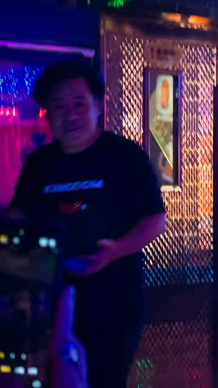 早前有網民在小紅書分享於酒吧巧遇韋家雄的片段，見他熱情與粉絲揮手，其豐滿身材成為焦點。