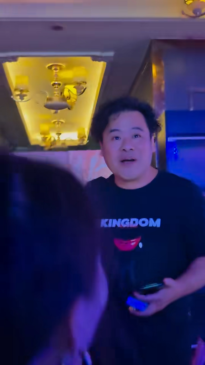 片段中，留著微曲短髮的韋家雄身穿黑色T恤長褲，遇粉絲時熱情揮手交談，毫無架子。