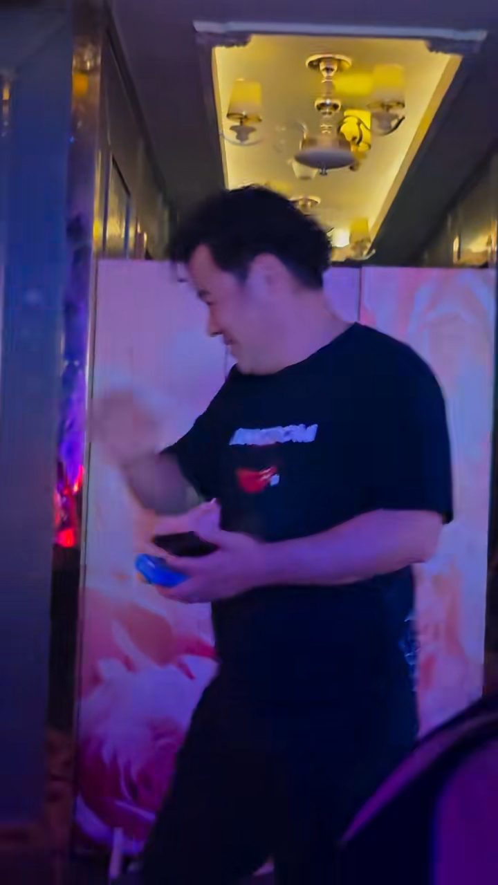 韋家雄看來中年發福，臉頰與手臂圓潤，肚腩明顯，身形較以往豐滿。