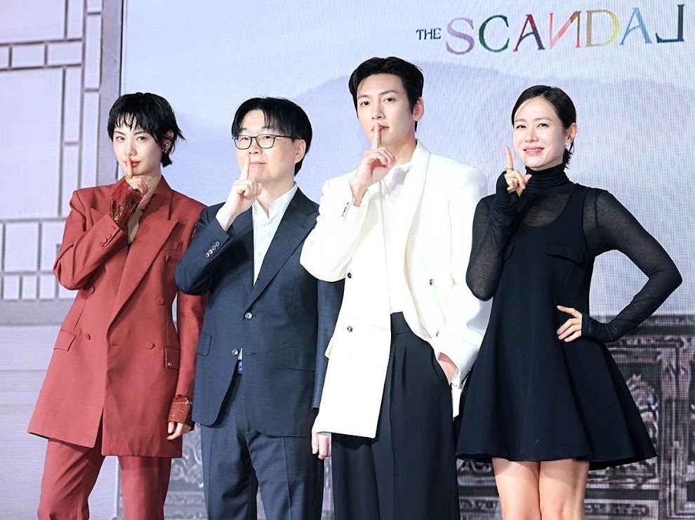 Nana、導演鄭址宇、池昌旭和孫藝珍擺出劇中代表「秘密」的手勢。