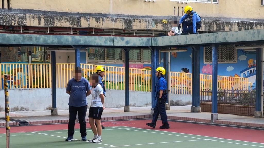 葵涌男童為執波被困簷篷 消防到場安全救回