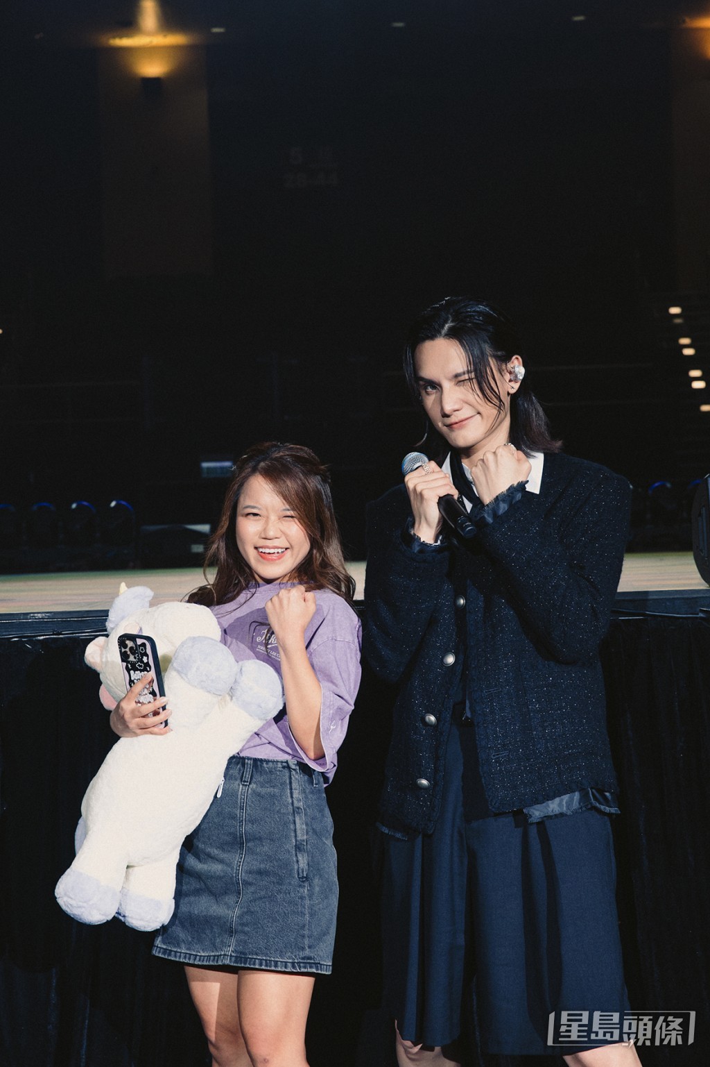Jeremy與幸運粉絲合照留念。