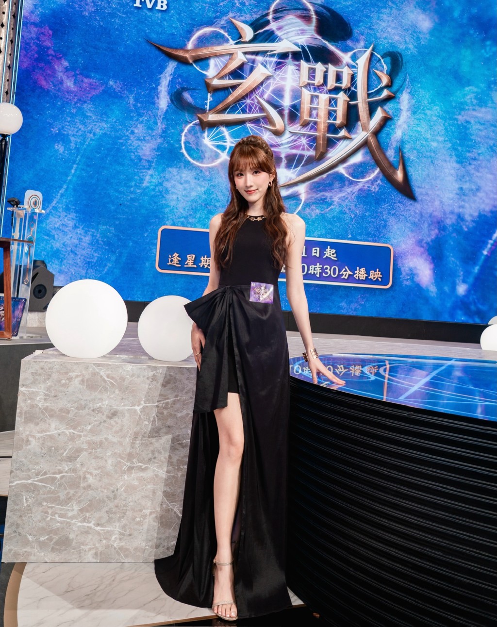 甄敏芳穿上高衩黑色晚裝,展示出修長美腿,舉手投足充滿優雅氣質。