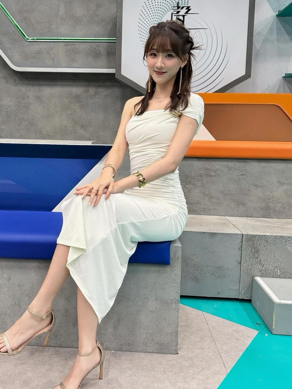 甄敏芳曾參加TVB大型歌唱選秀節目《聲秀》,並以「顏值擔當」稱號成功出道。