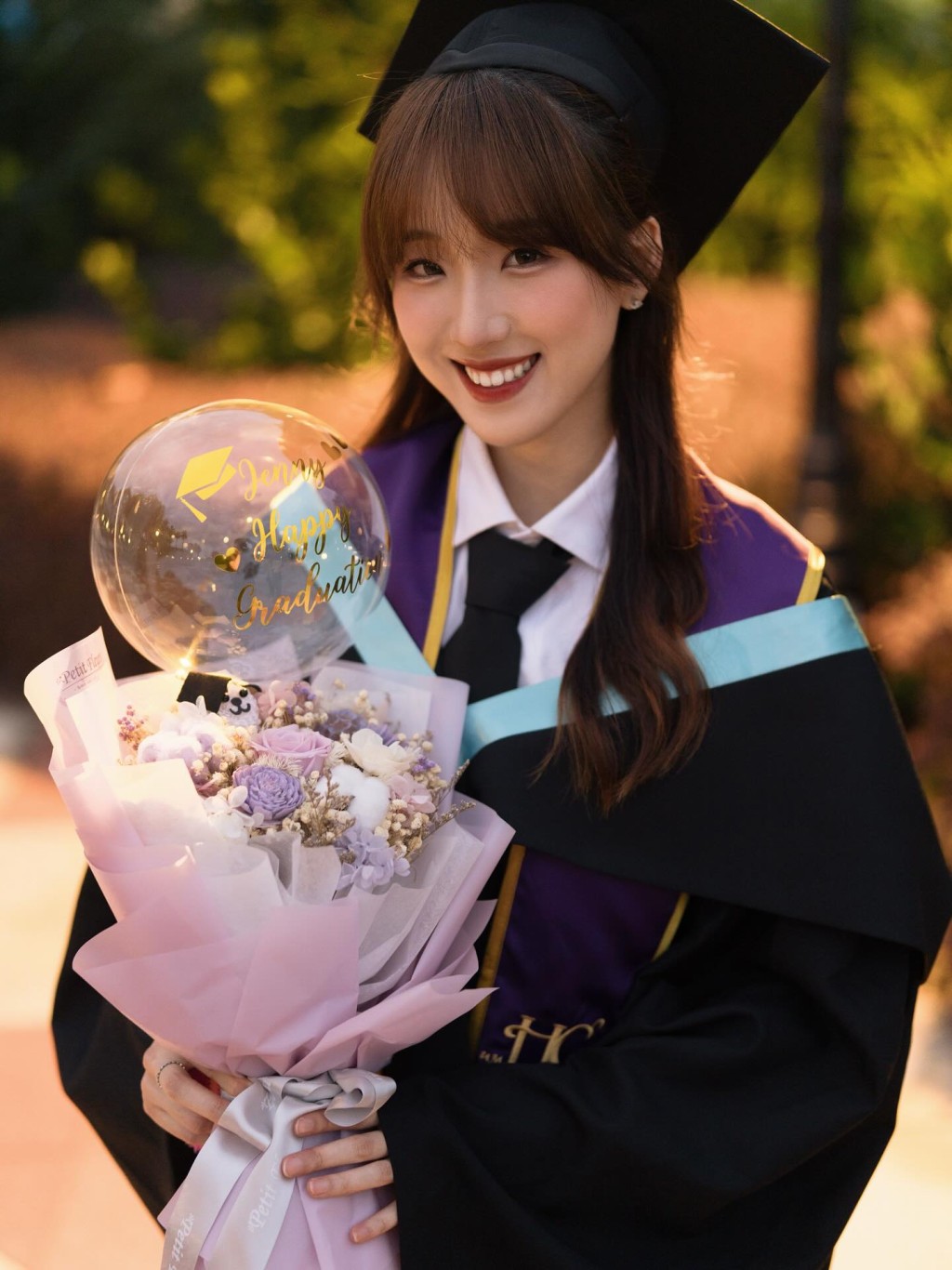 畢業於澳門大學英文教育系兼榮譽學院的甄敏芳,本是合資格準教師,畢業照流露知性美。