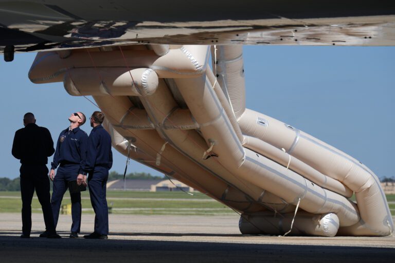 空軍一號緊急滑梯 在停機坪意外彈出