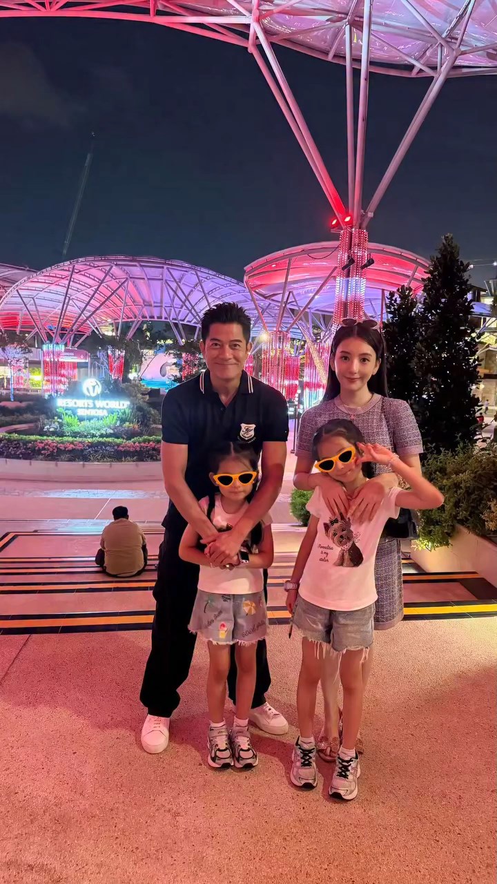 郭富城一家四口在新加坡拍攝溫馨的夜景合照。