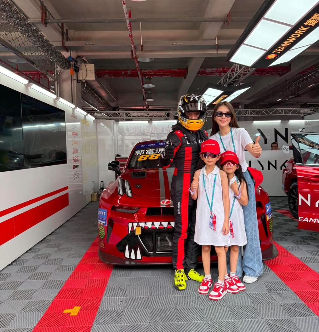 方媛帶兩女到賽車場探班，網民關注點落在兩位千金身上。