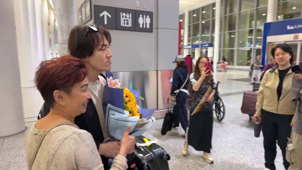 鄭家聲毫無架子，在機場與接機粉絲合影。（影片截圖：《杜挺好味道》）