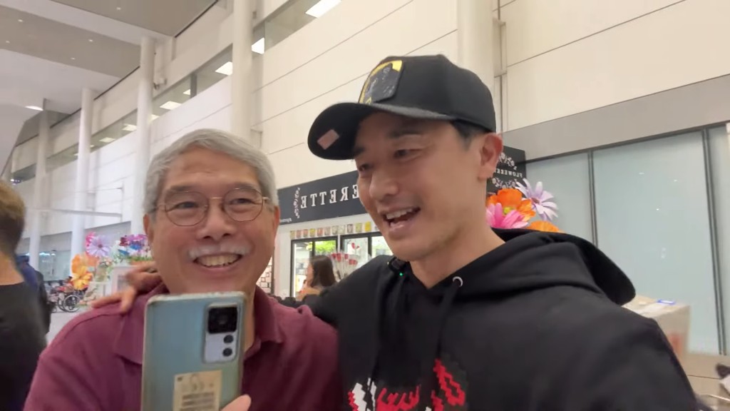 杜挺豪在機場訪問鄭家聲的爸爸（左）。（影片截圖：《杜挺好味道》）