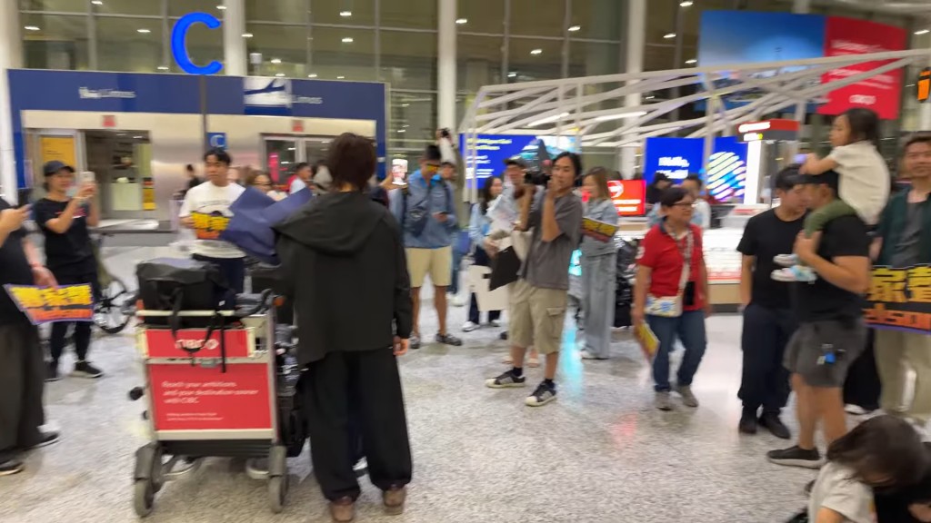粉絲們在接機大堂等待鄭家聲歸來。（影片截圖：《杜挺好味道》）