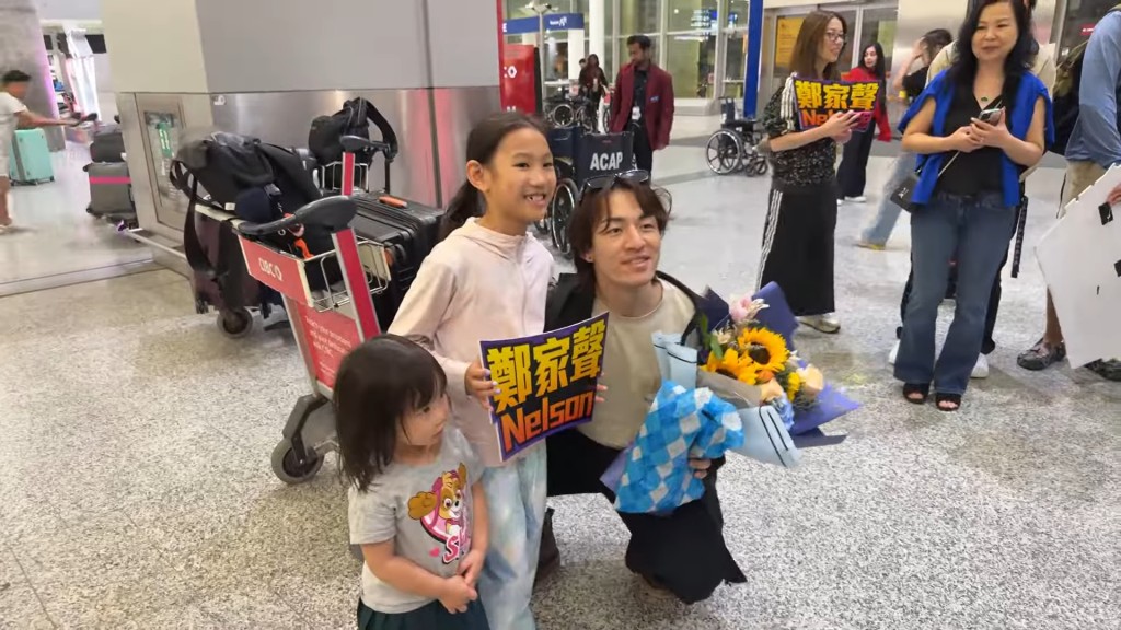 鄭家聲耐心地為每一位粉絲簽名及合照。（影片截圖：《杜挺好味道》）