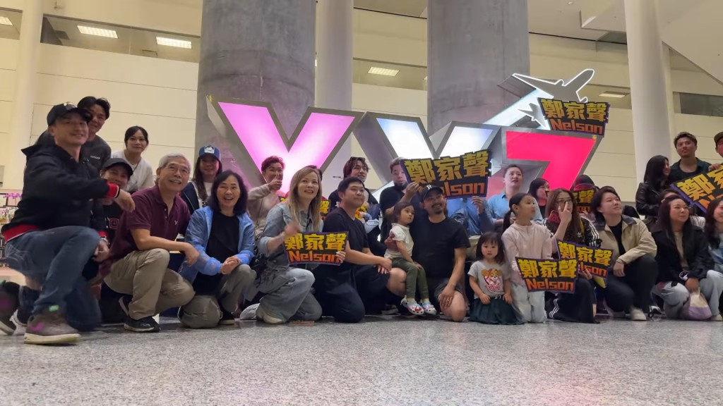 鄭家聲與到場粉絲一起拍攝大合照留念。（影片截圖：《杜挺好味道》）