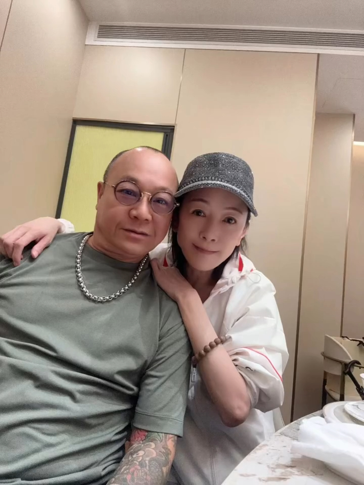 袁潔瑩近日分享與面色紅潤的吳志雄(大佬B)飯聚,並靠在其肩上,展現深厚友情。
