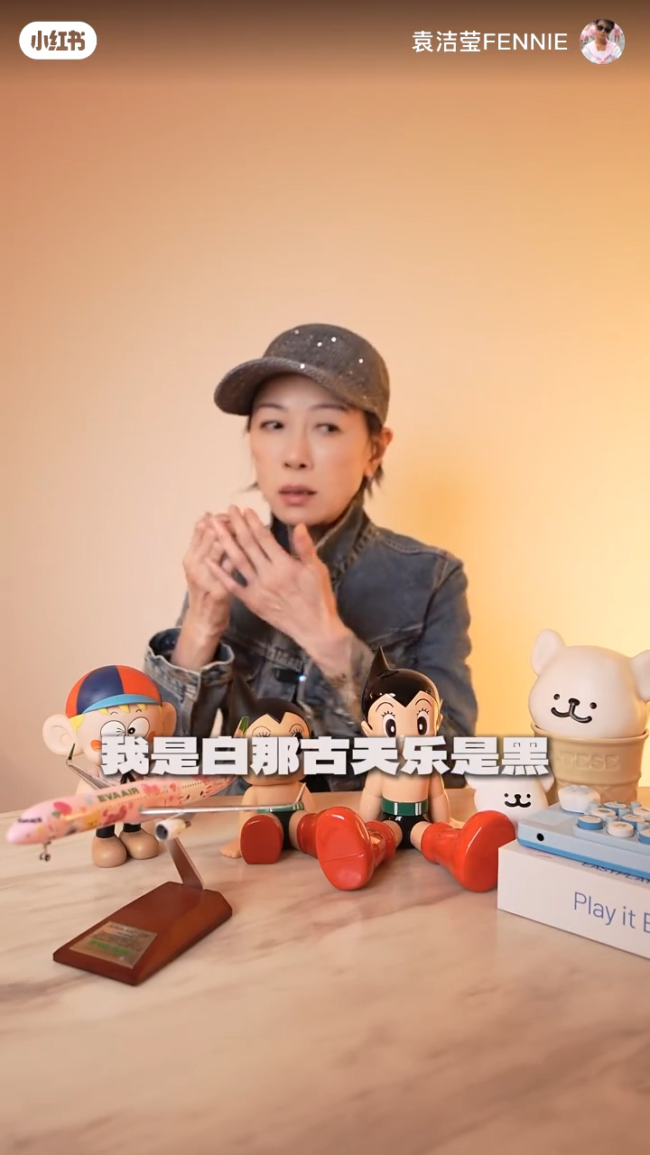 兩人的膚色一黑一白,對比鮮明。