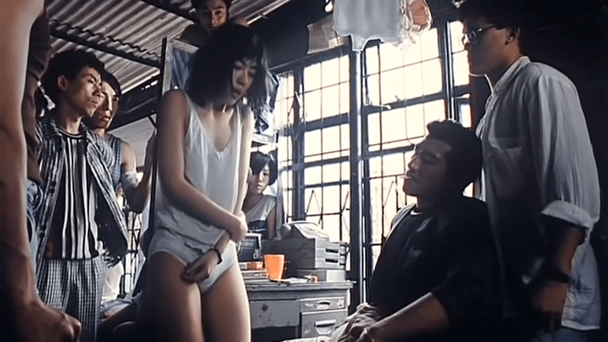 當時年僅19歲的袁潔瑩在《學校風雲》中飾演自甘墮落、被迫賣身的少女朱婉芳。