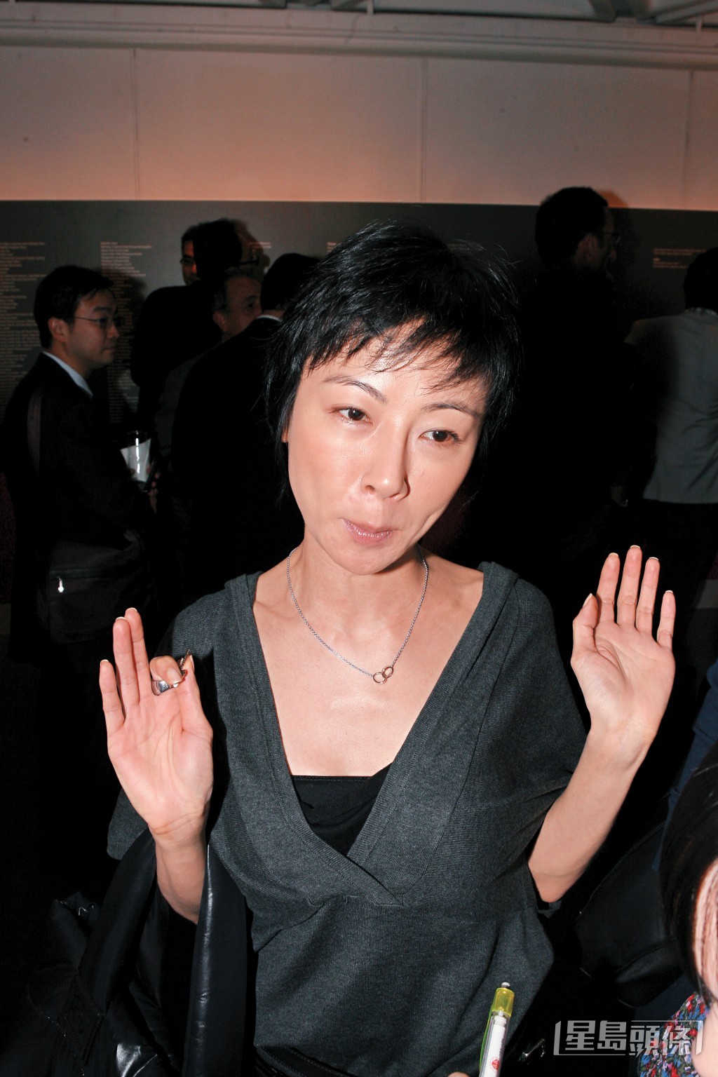 袁潔瑩曾形容自己當時瘦得像「末期癌症患者」,連母親也多次哭著跪求她進食,幸好她最終決心接受治療並很快康復。