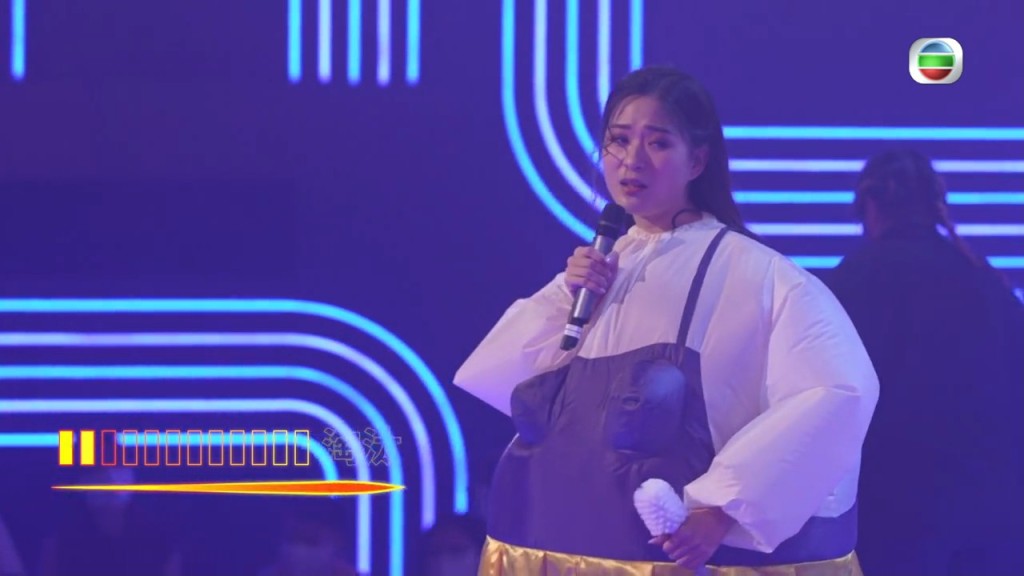 陳懿德當時着吹氣肥妹裝演出,唱出鄭欣宜的《女神》。