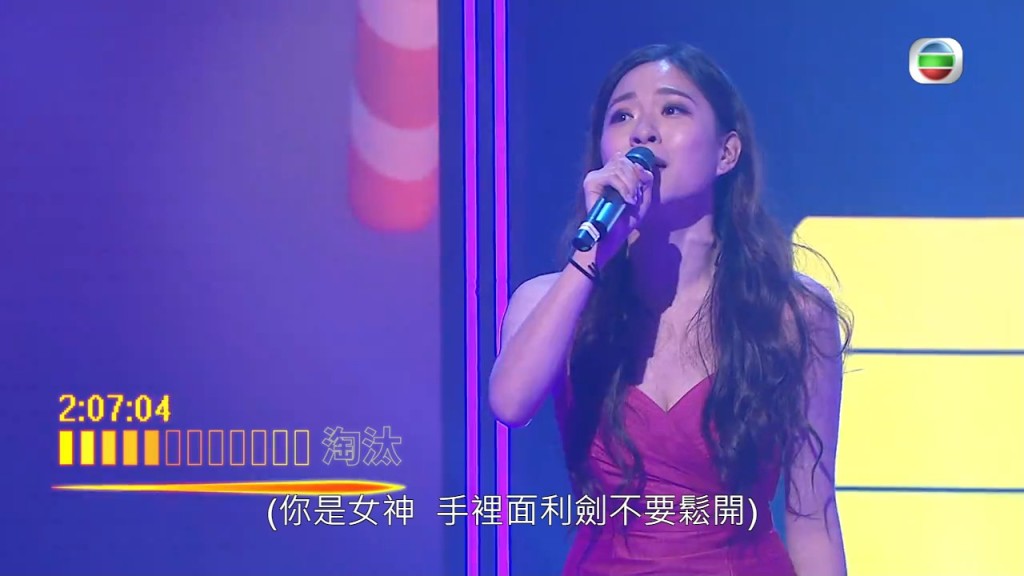 除低吹氣肥妹裝後,原來是位骨感美女。