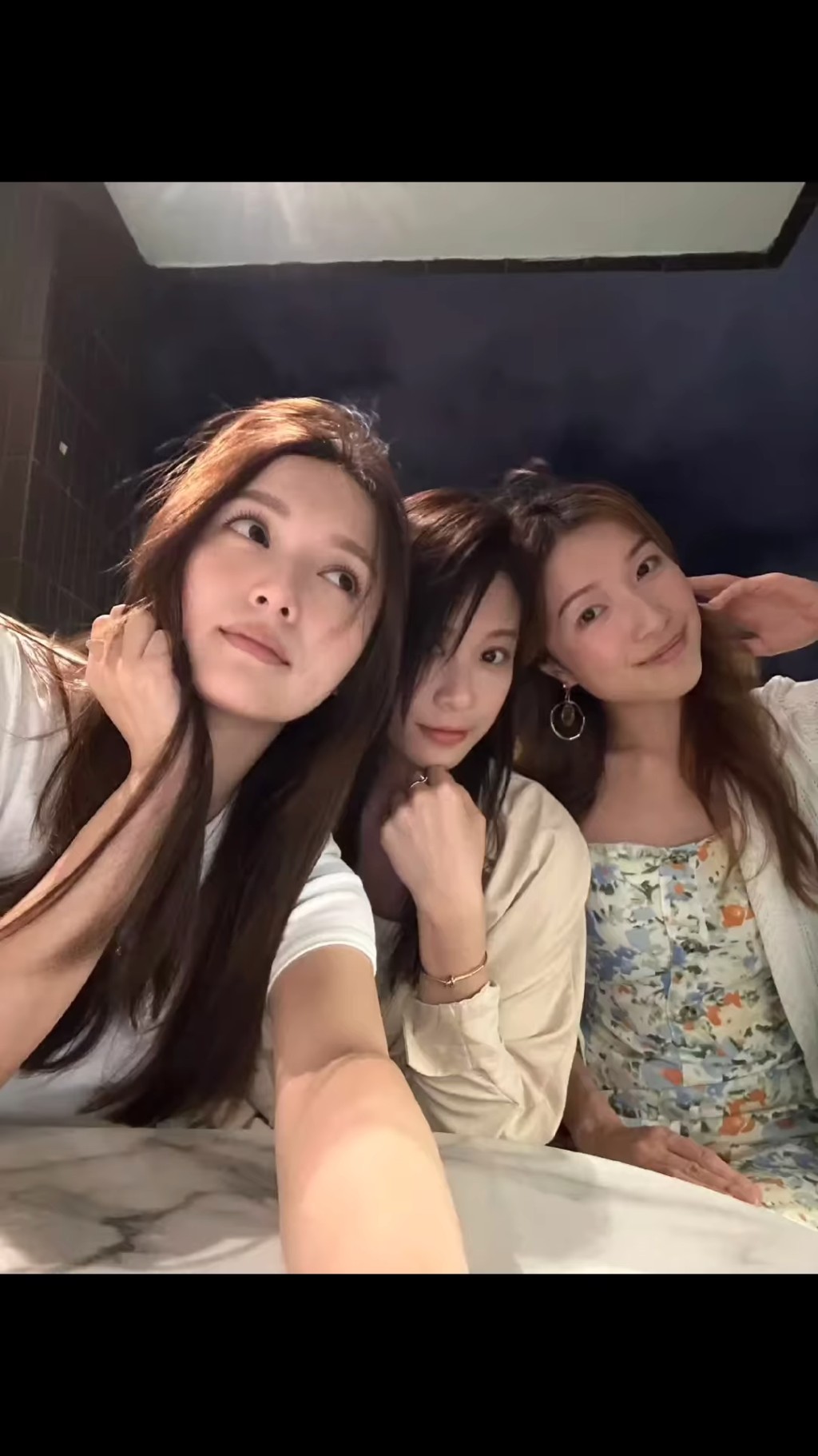 三位好友各有各的美態。