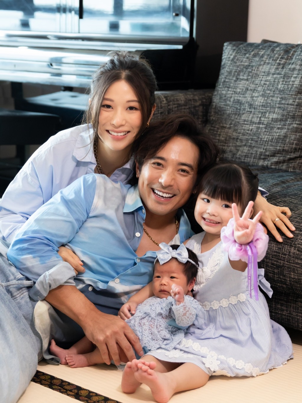 2歲的大女林明升格做家姐,對著鏡頭興奮地比出手勢。