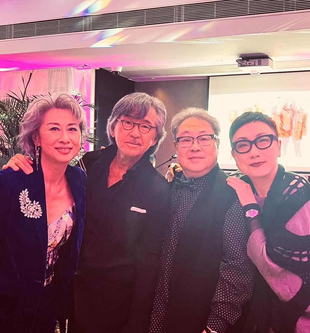 同場的葉蒨文(左一)雖有與丈夫林子祥(左二)及其他圈中人合照,但未見她與吳正元同框。