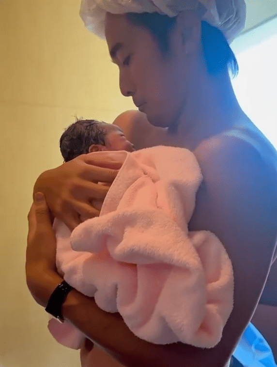 林德信抱著女兒,一臉滿足。