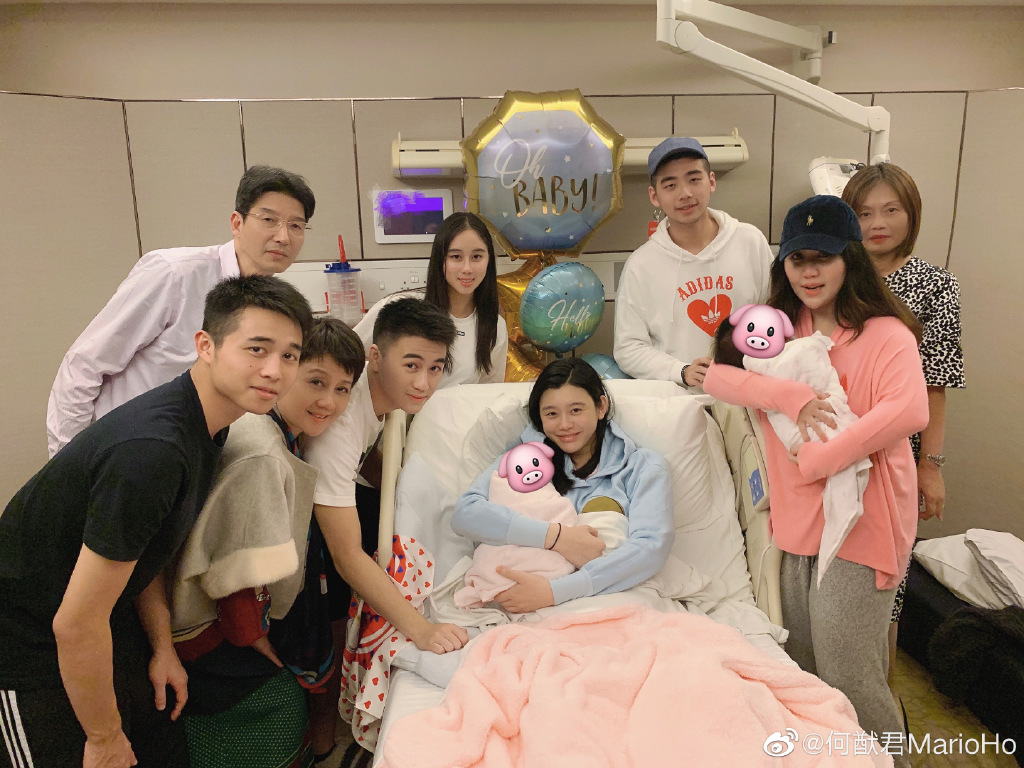 何超盈誕下女兒同年,弟弟何猷君亦迎來兒子,四太梁安琪火速晉升外婆及嫲嫲。