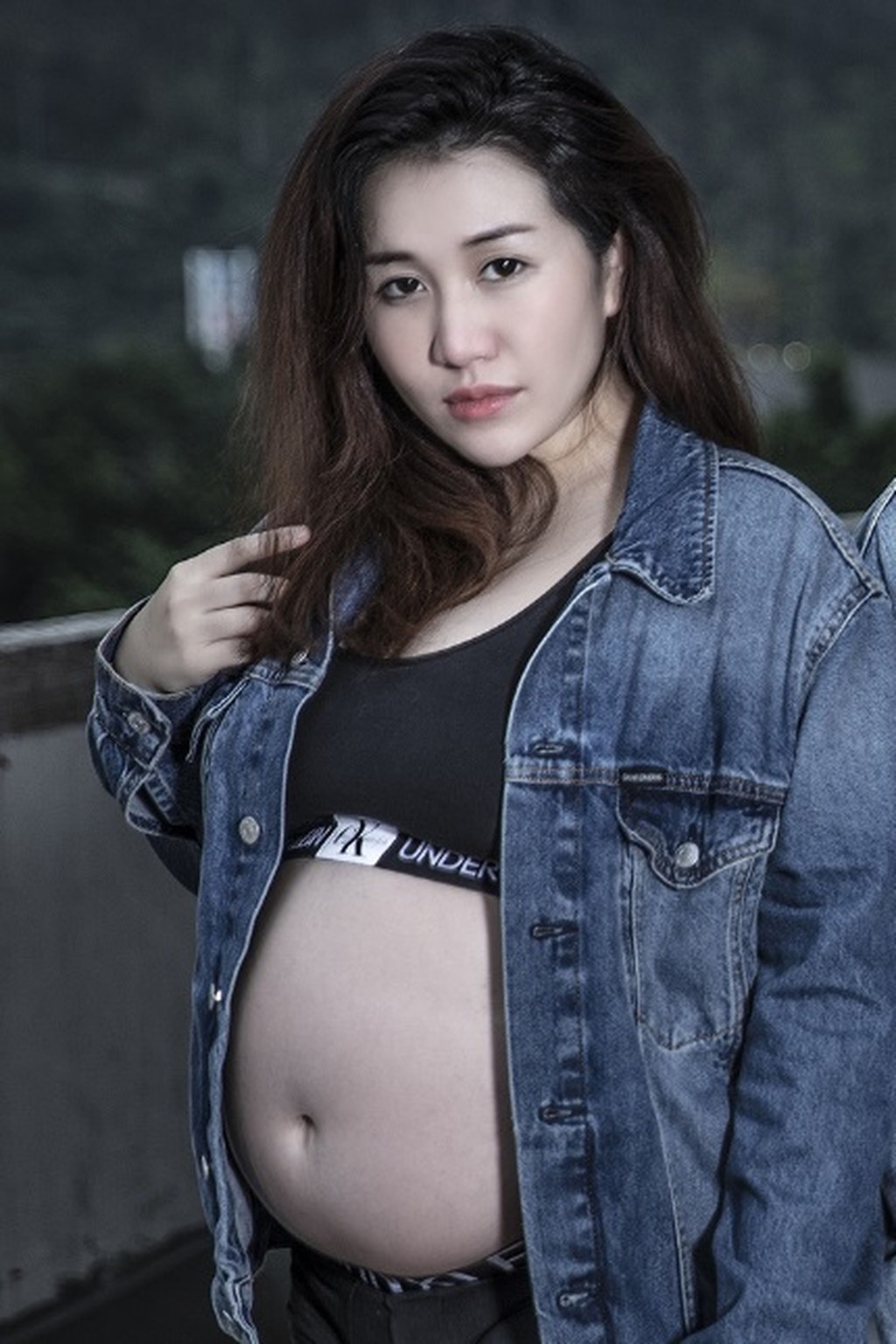 何超盈懷孕期間身形明顯發胖。