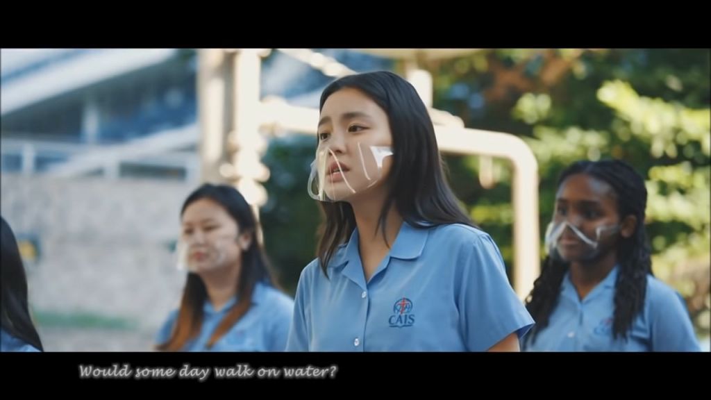 當時姚焯菲有穿校服出鏡。(學校官網影片截圖)