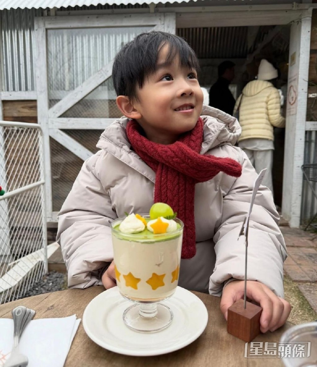 岑杏賢的兒子模樣可愛。